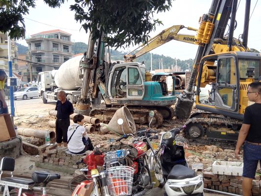 掘削用32MPaの水力システムと100kNの最大引力を持つ重量5万kgの積み立てリグマシン